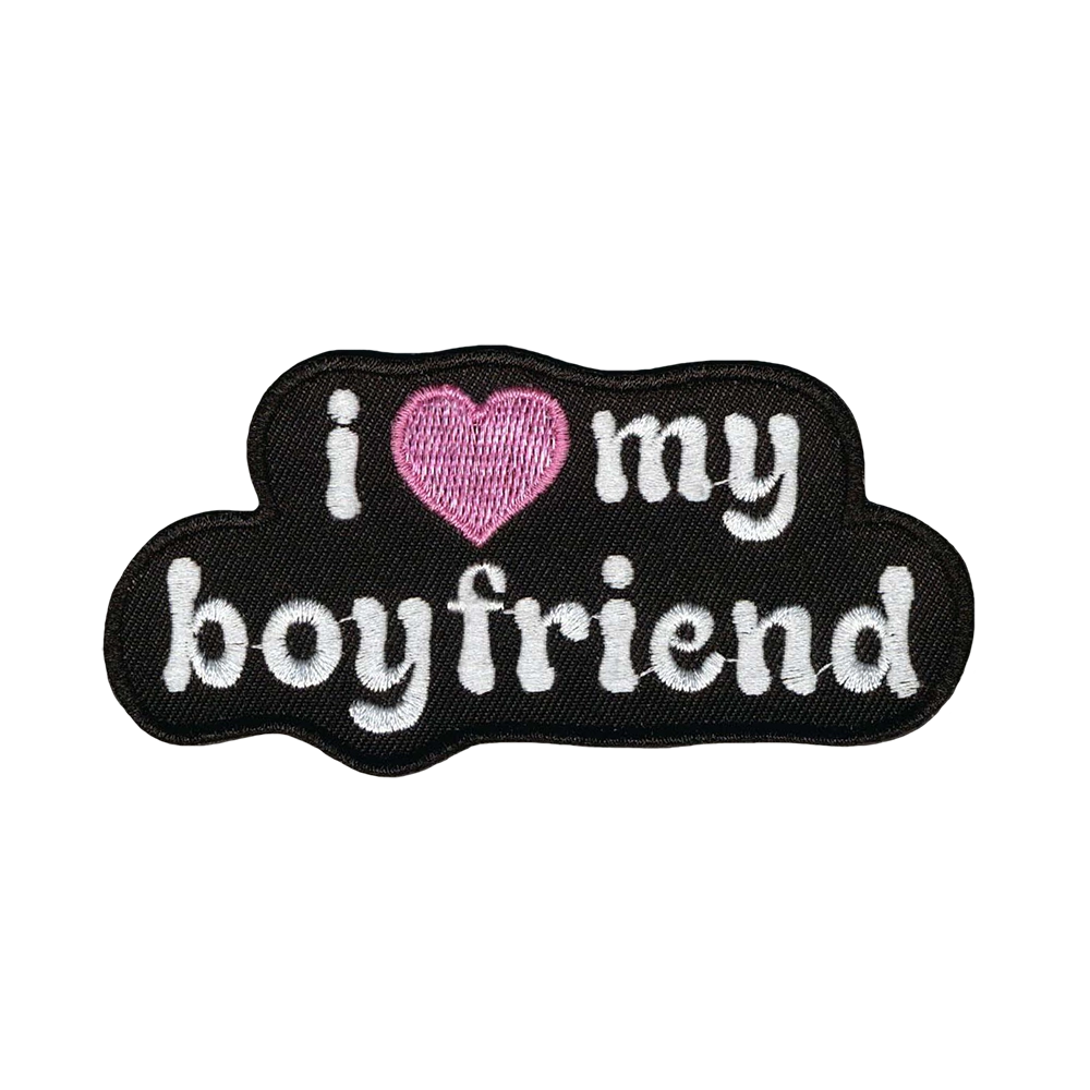 Brodeerattu haalarimerkki, teksti: I love my boyfriend.