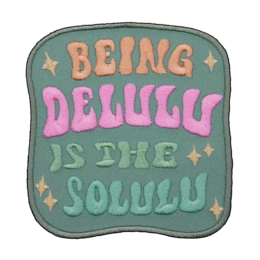 Brodeerattu kangasmerkki, teksti: Being delulu is the solulu.