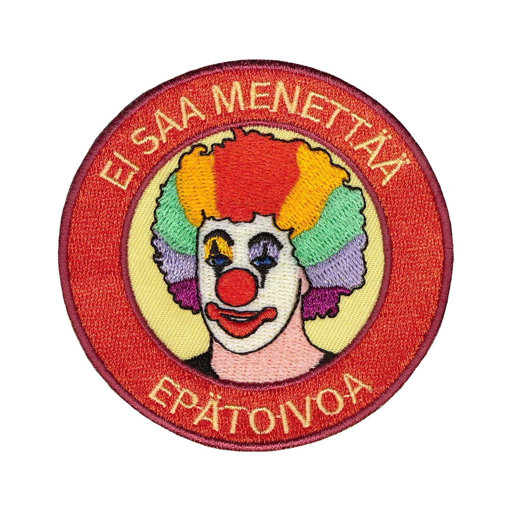 Brodeerattu kangasmerkki, teksti: Ei saa menettää epätoivoa. Pellen kuva.