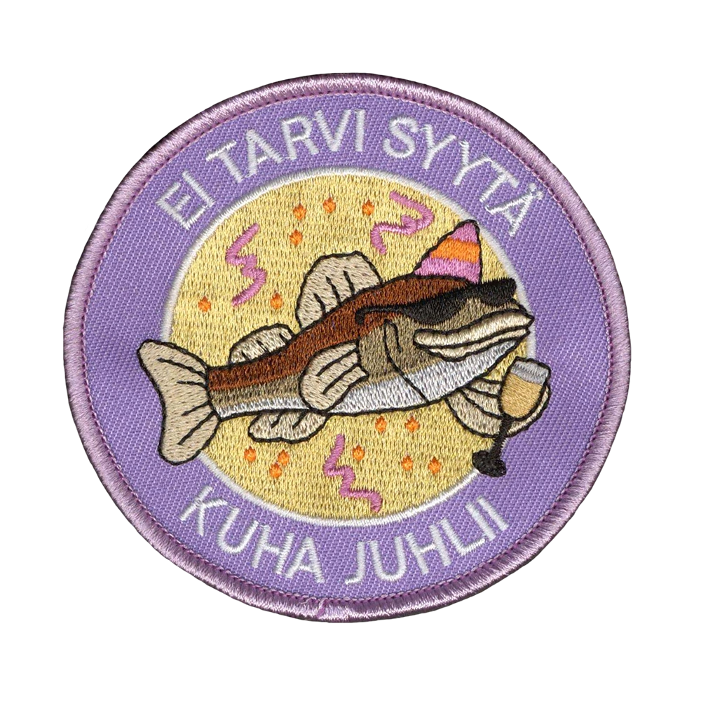 Brodeerattu kangasmerkki, teksti: Ei tarvis syytä kuha juhlii.