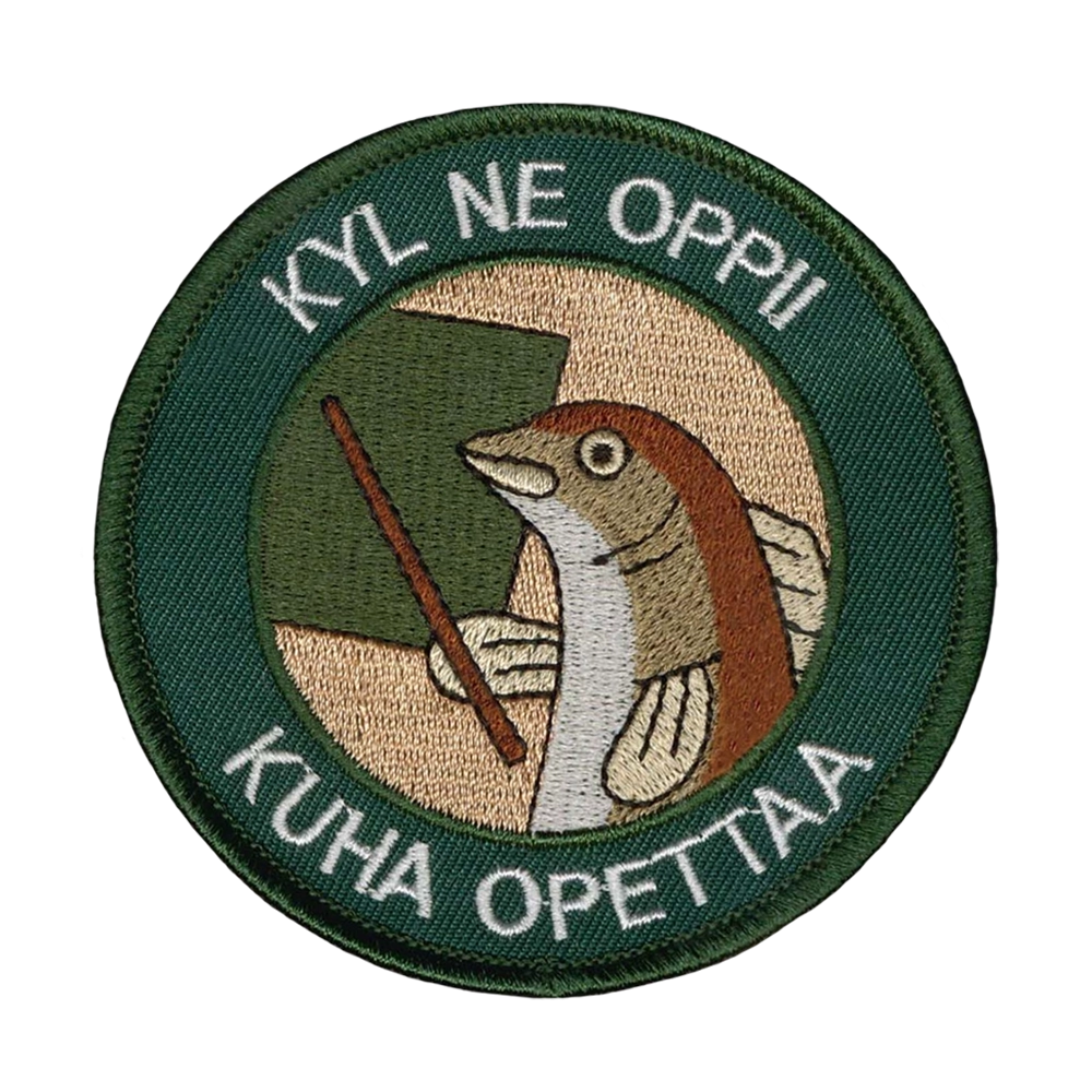 Brodeerattu kangasmerkki, kuha, teksti: Kyl ne oppii kuha opettaa.