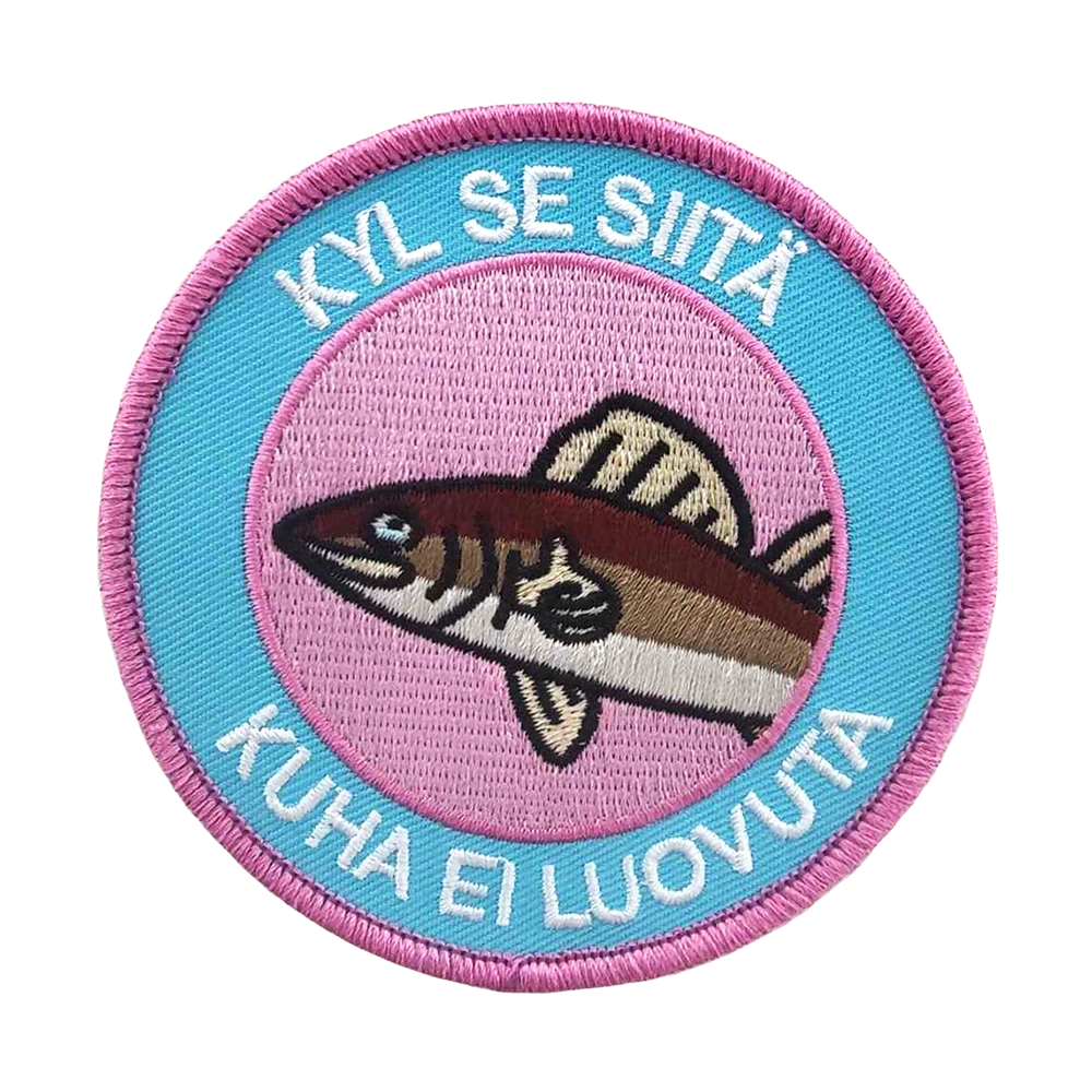Brodeerattu kangasmerkki, kuha, teksti: Kylä se siitä, kuha ei luovuta.