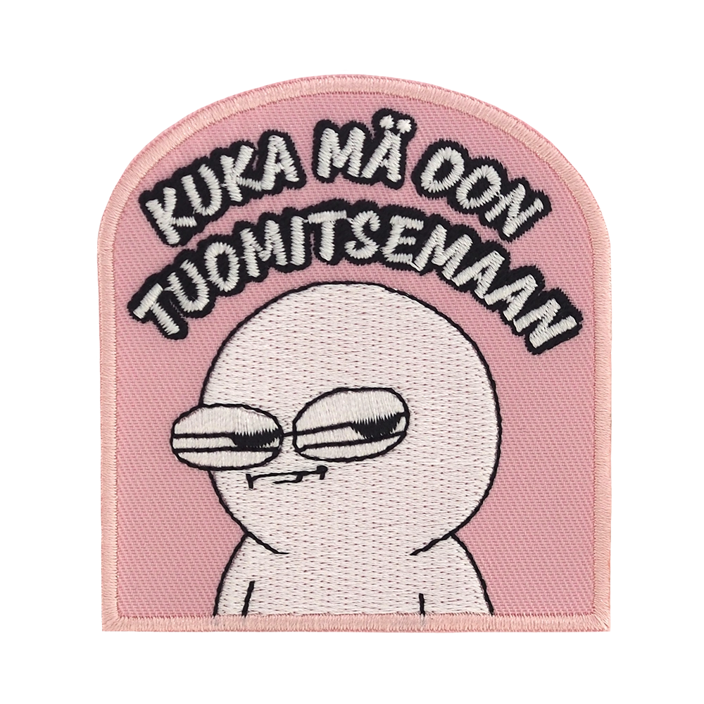 Brodeerattu kangasmerkki, teksti: Kuka mä oon tuomitsemaan.