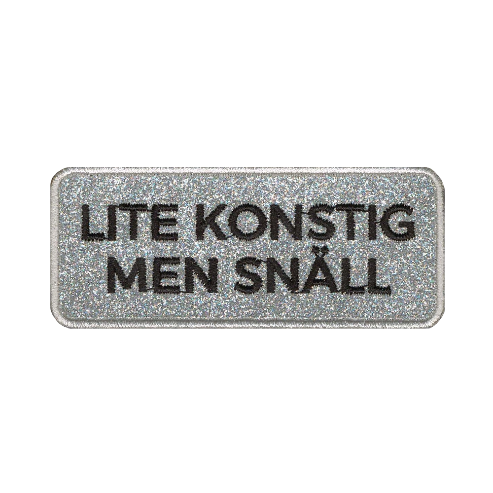 Glitterkangasmerkki, teksti: Lite konstig men snäll