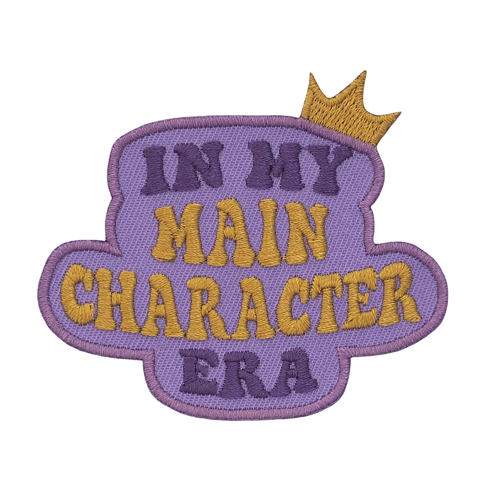 Brodeerattu haalarmerkki, kruunu, teksti: In my main character era.