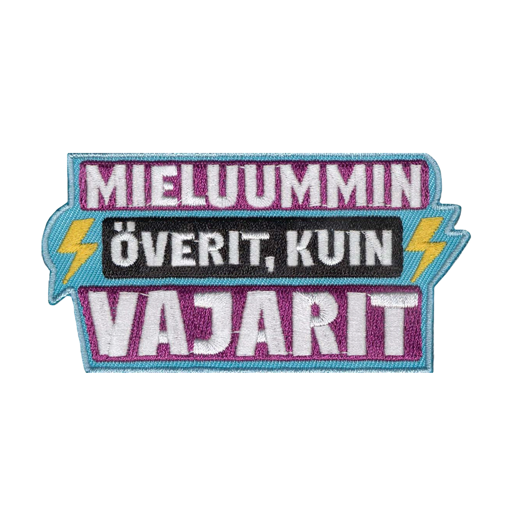 Brodeerattu haalarimerkki, teksti: Mieluummin överit, kuin vajarit.