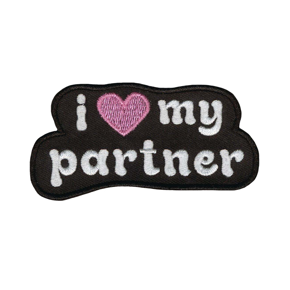 Brodeerattu kangasmerkki, teksti: i love my partner.