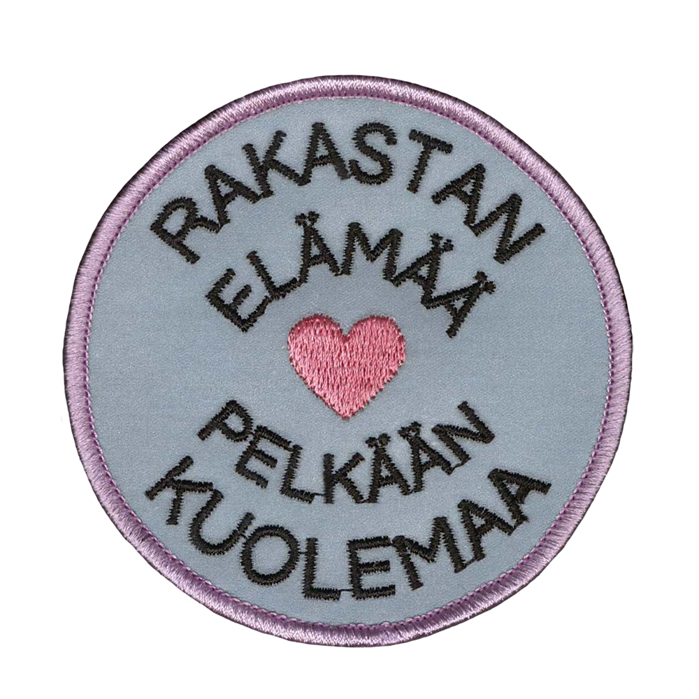 Brodeerattu haalarimerkki, heijastava, teksti: Rakastan elämää, pelkään kuolemaa.