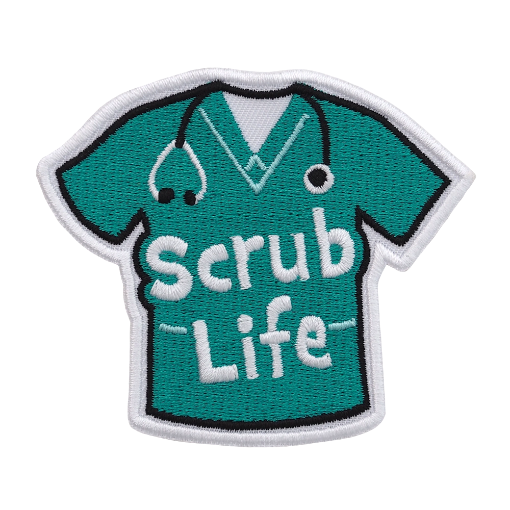 Brodeerattu haalarimerkki, sairaanhoitajan pusero, teksti: Scrub life.