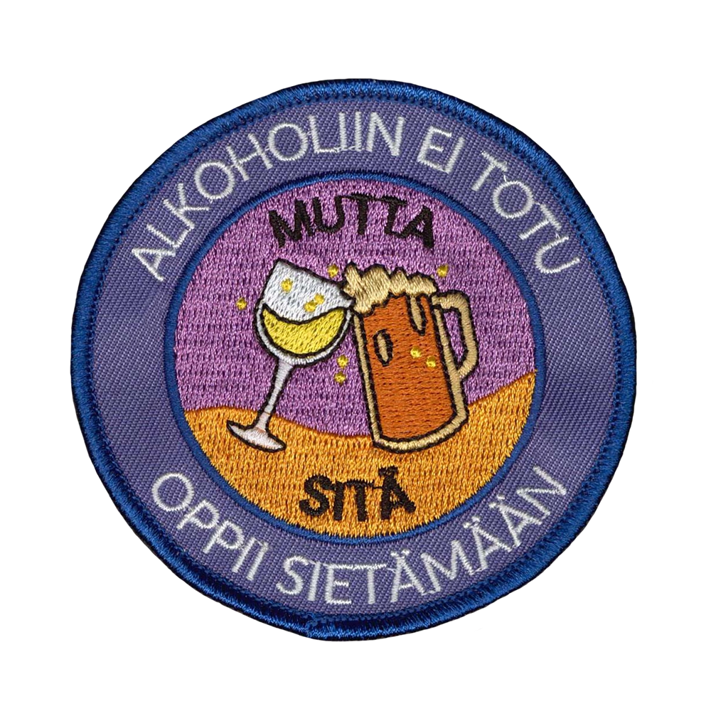 Brodeerattu haalarimerkki, teksti: Alkoholiin ei totu, mutta sitä oppii sietämään.
