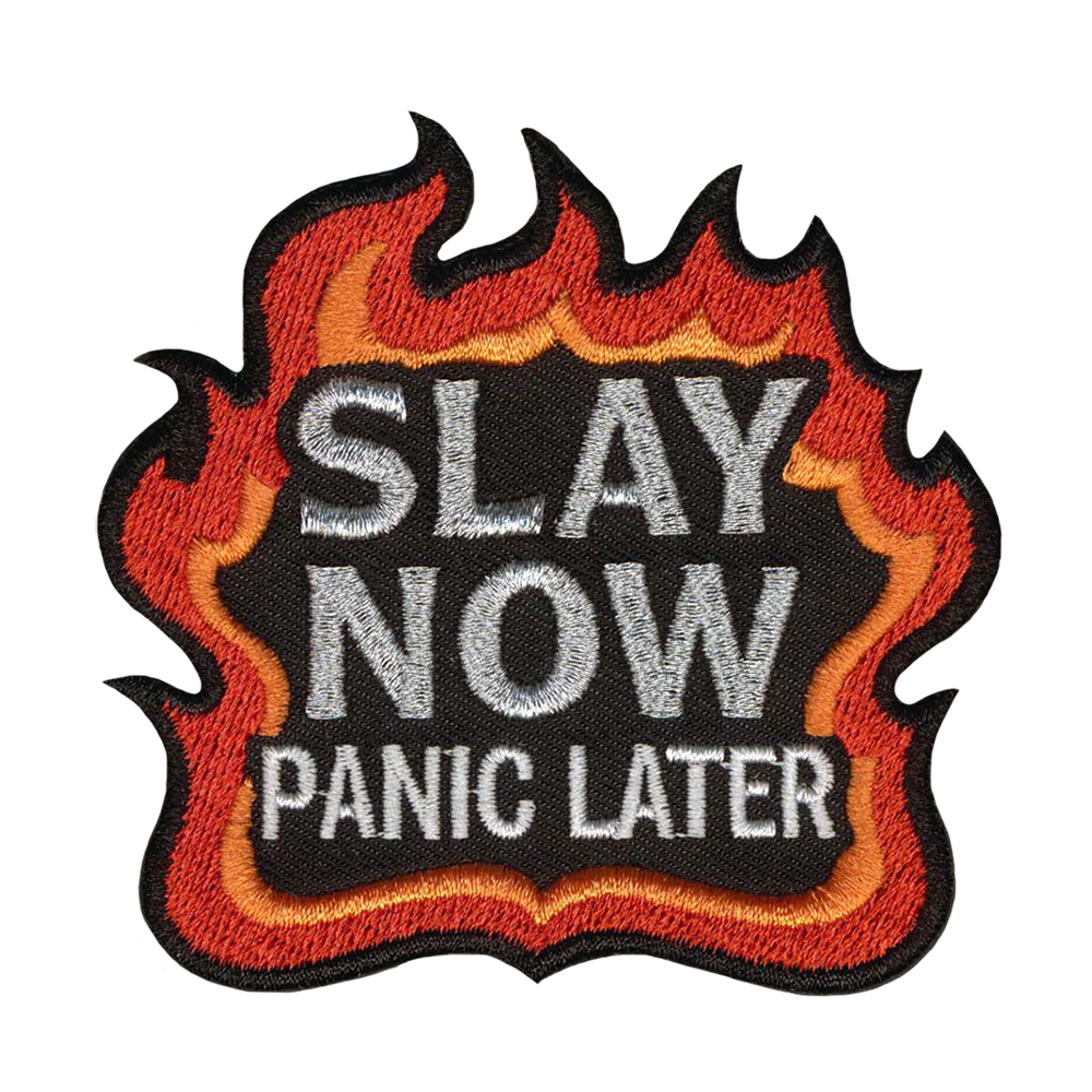 Brodeerattu kangasmerkki, teksti: Slay now, panic later.
