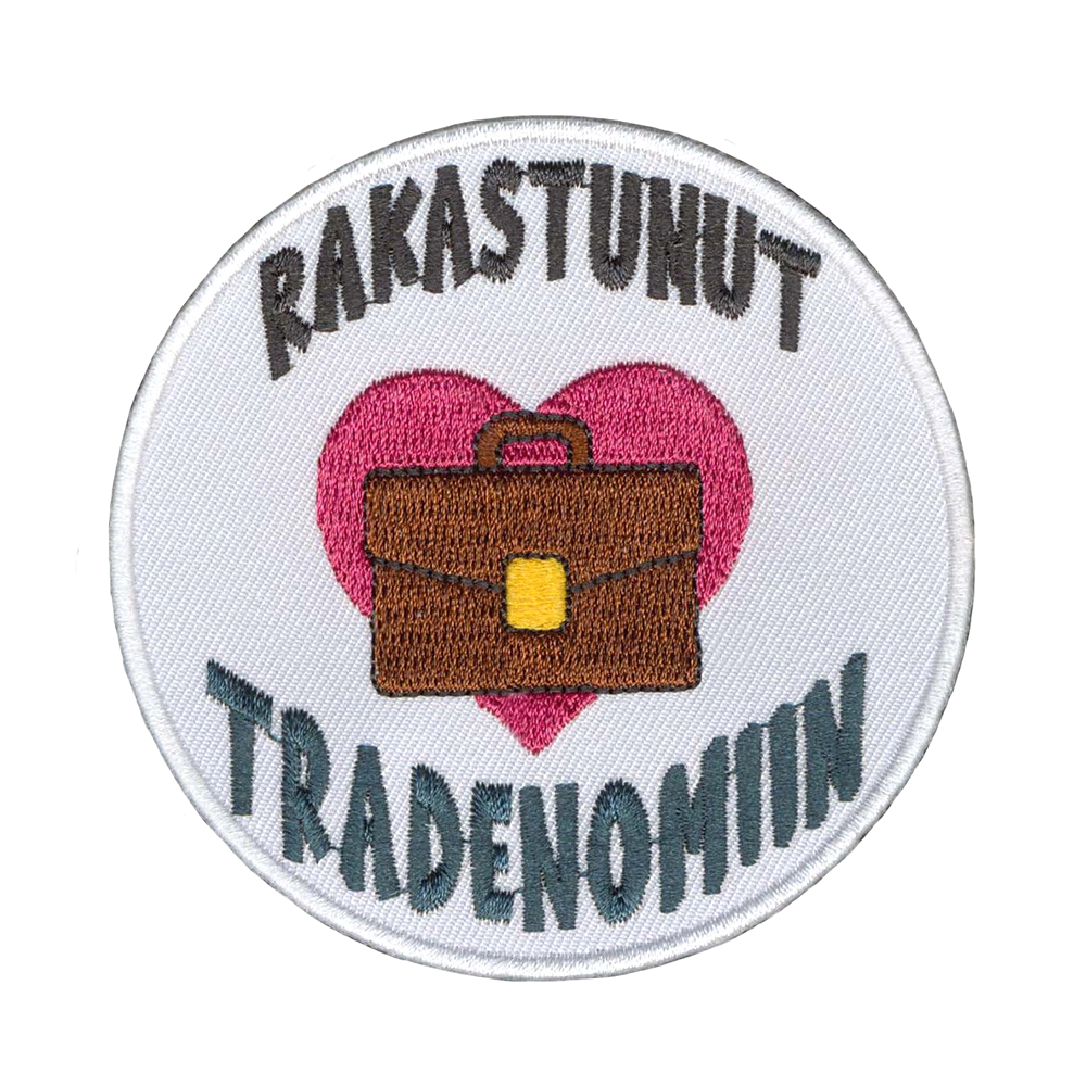 Brodeerattu kangasmerkki, teksti: Rakastunut tradenomiin.