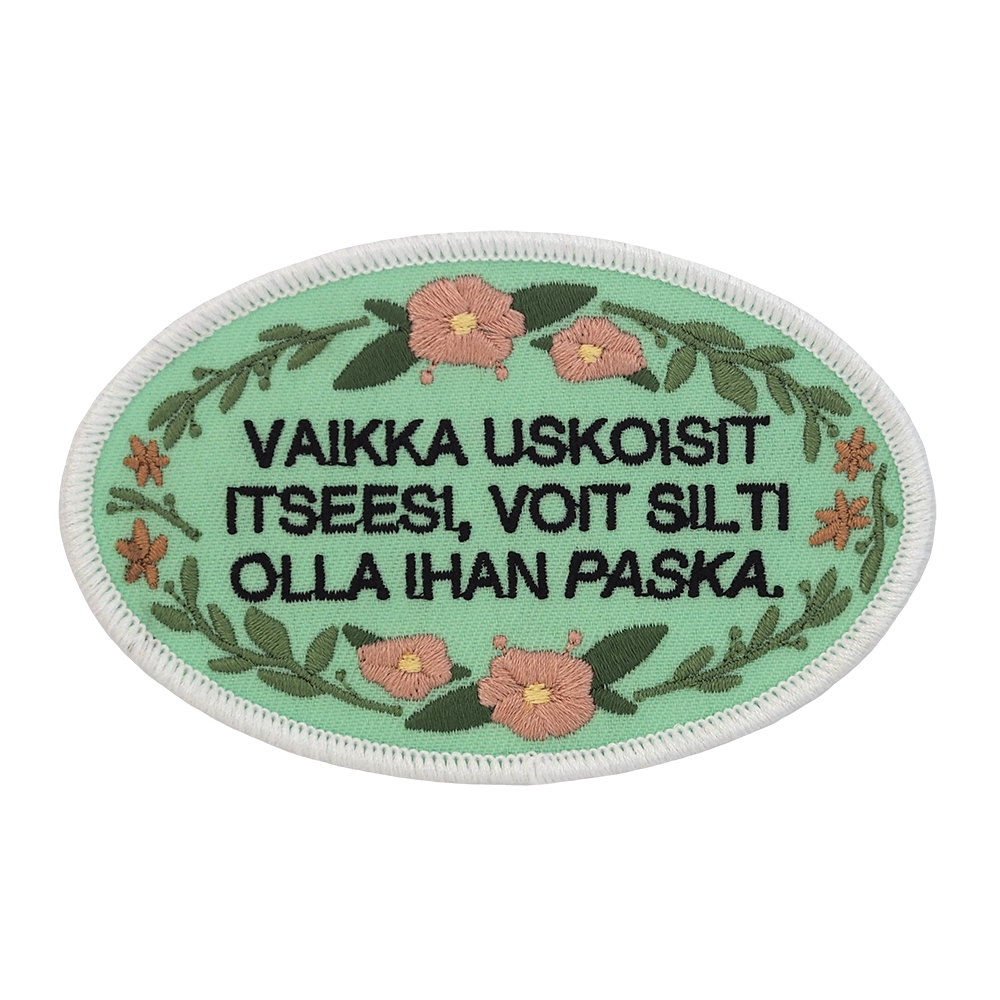 Brodeerattu merkki, teksti, kukkia.