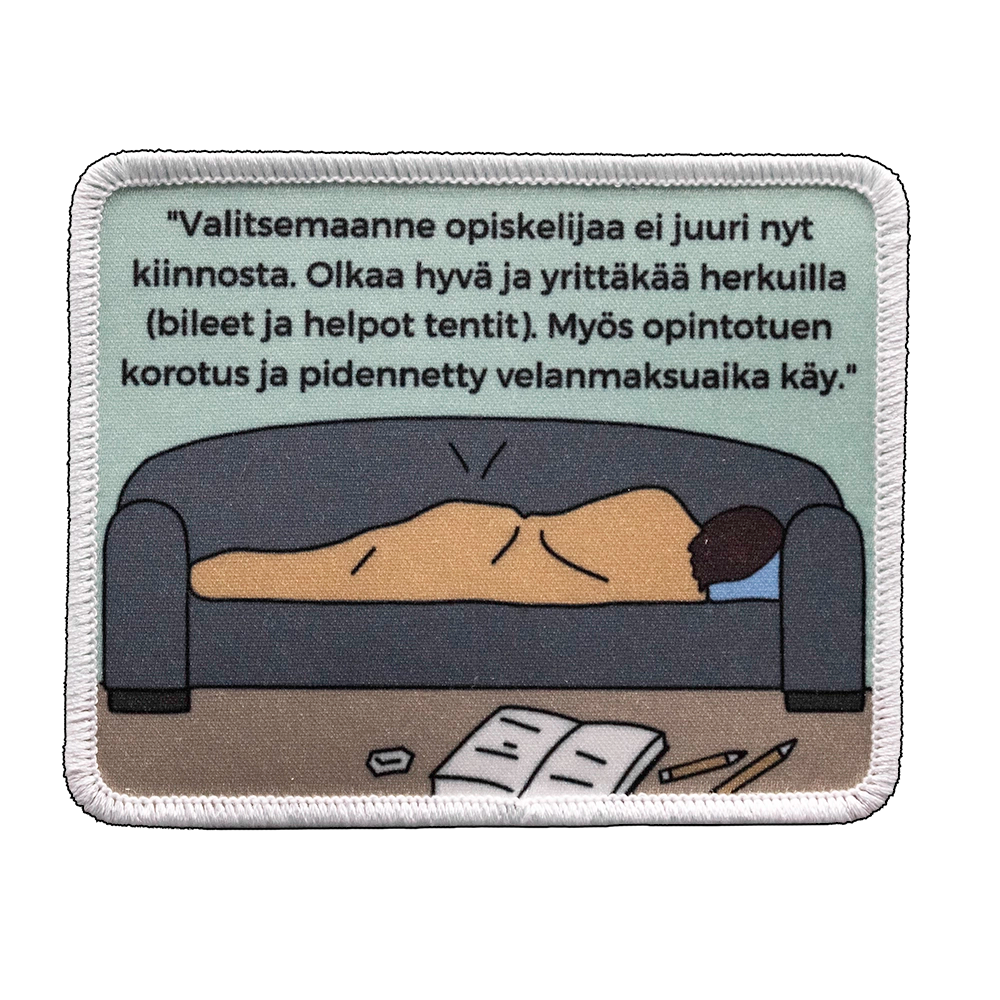 Painettu haalarimerkki, opiskelija makaa sohvalla.