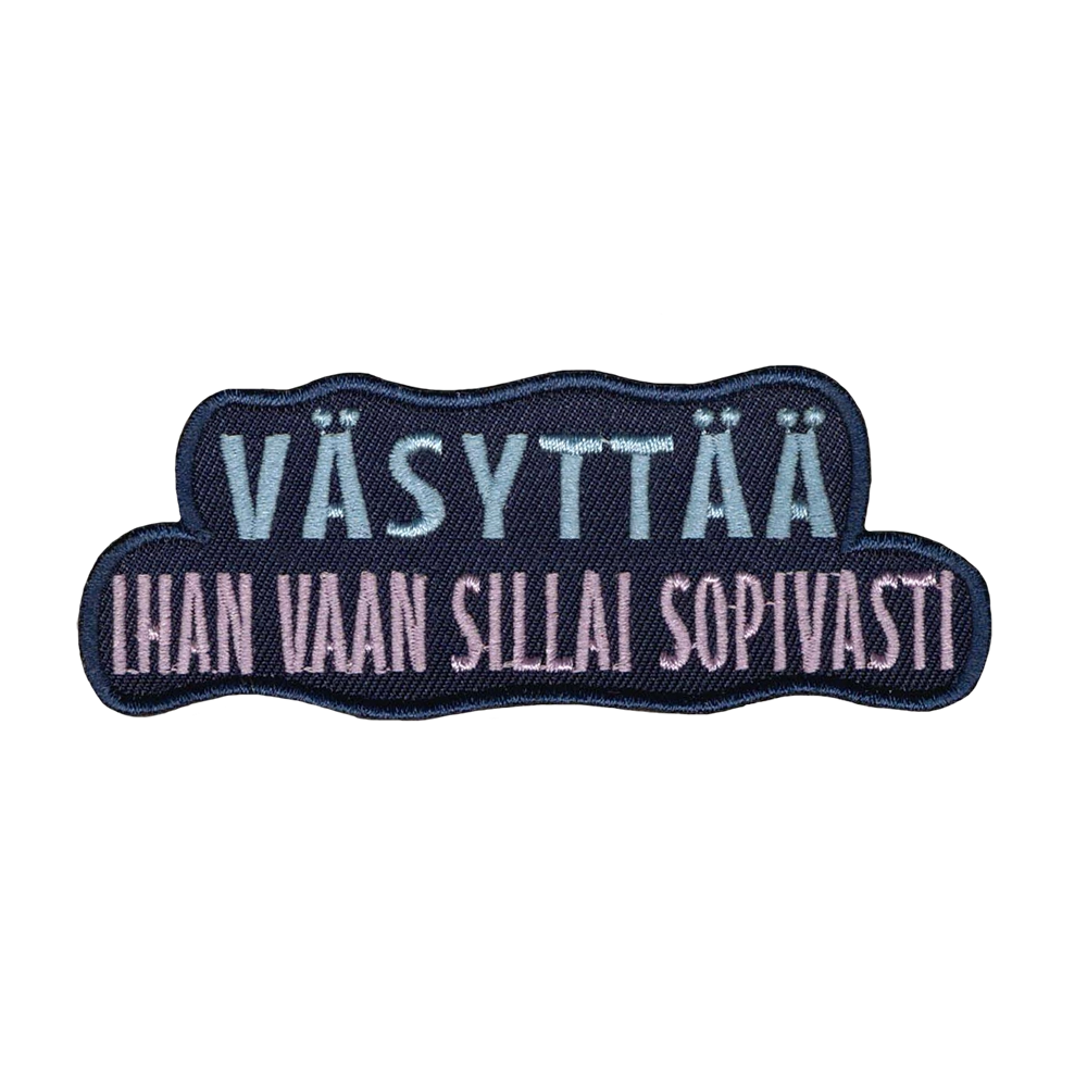 Brodeerattu haalarimerkki, teksti: Väsyttää ihan vaan sillai sopivasti.