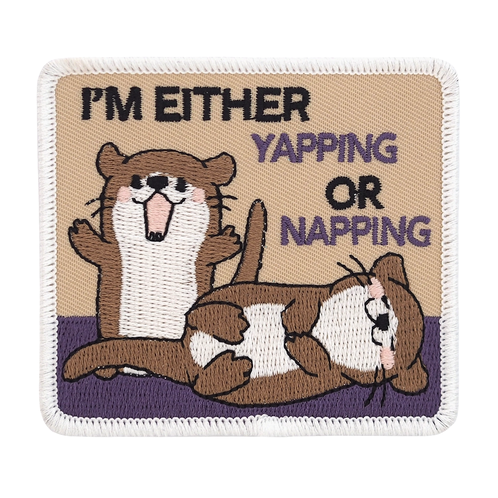 Brodeerattu haalarimerkki, teksti: I'm either yapping or napping.
