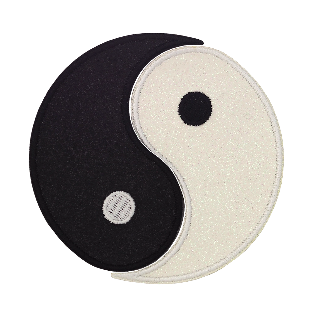 Brodeeratut Yin ja Yang - kaverimerkit glitterkankaalla.