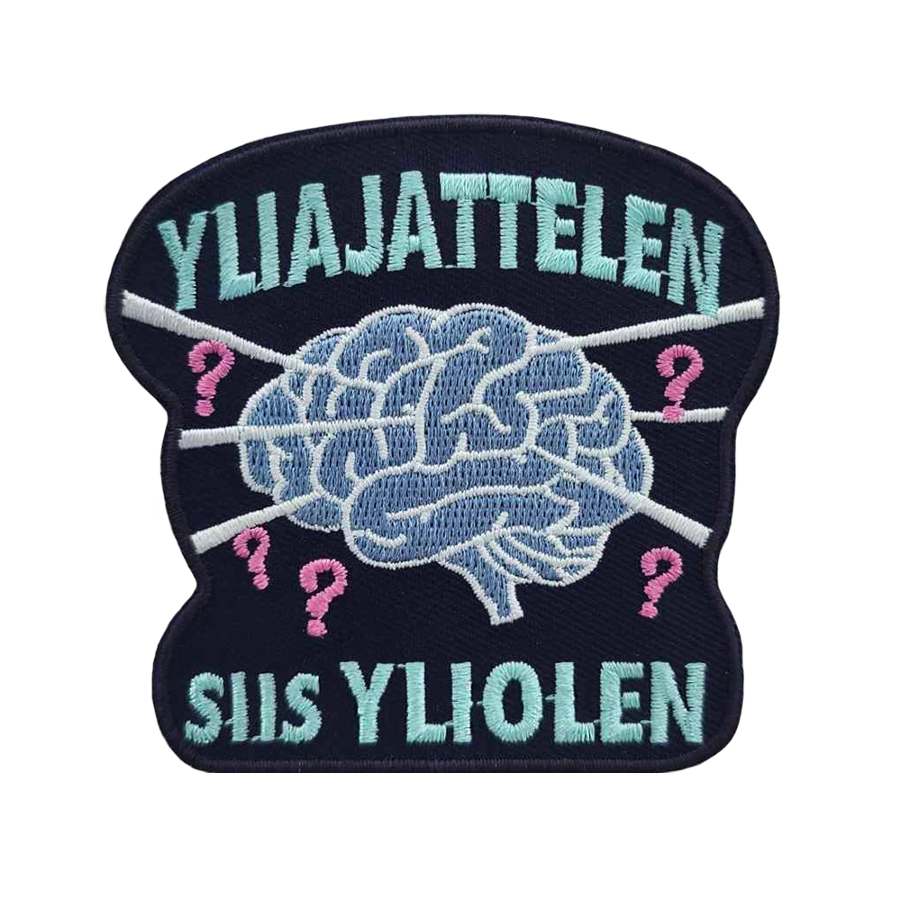 Brodeerattu kangasmerkki, aivot, teksti: Yliajattelen, siis yliolen.