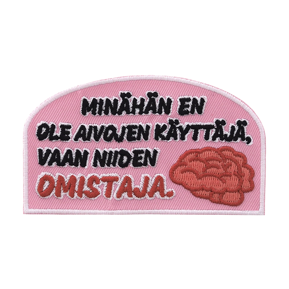 Brodeerattu haalarimerkki, teksti: Minähän en ole aivojen käyttäjä, vaan niiden omistaja.