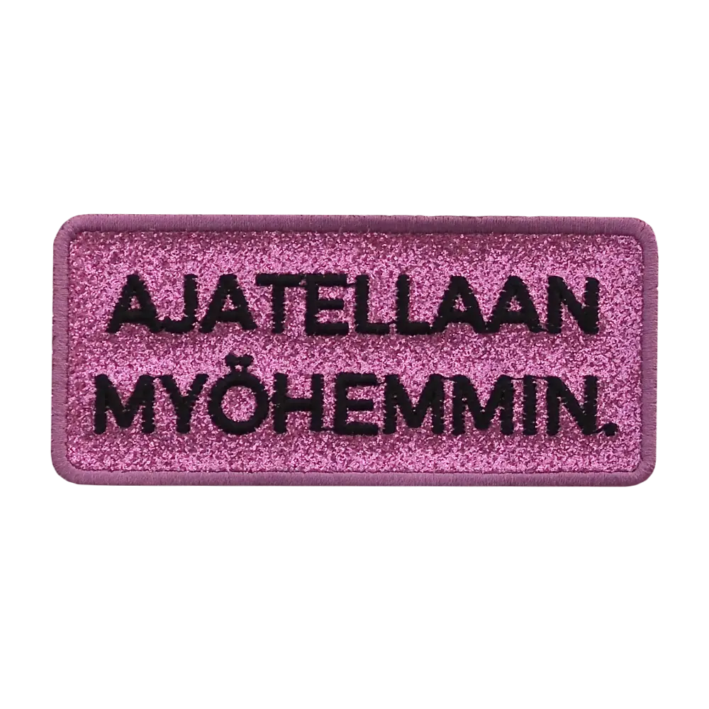 Brodeerattu glitterkangasmerkki.