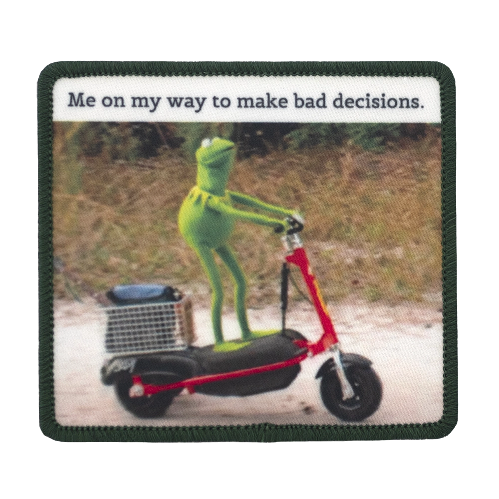 Painettu haalarimerkki, Kermit ajaa skootterilla, teksti: Me on my way to make bad decisions.