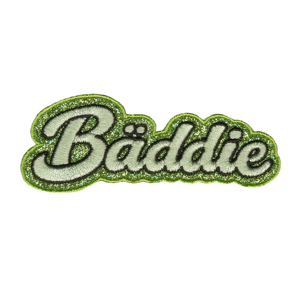 Brodeerattu glitterkangasmerkki, Bäddie.