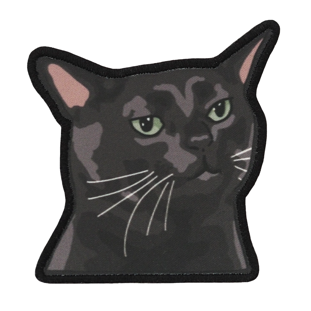 Painettu haalarimerkki, musta kissa.