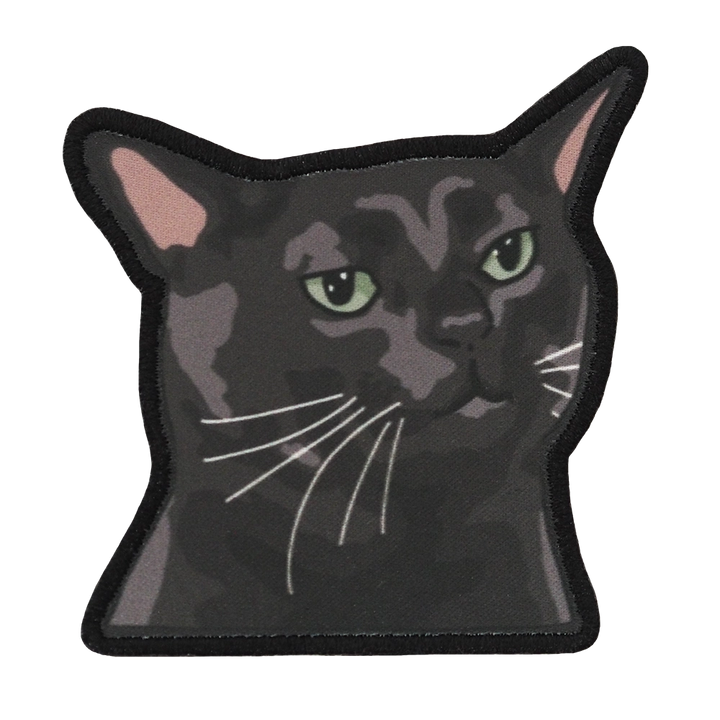 Painettu haalarimerkki, musta kissa.