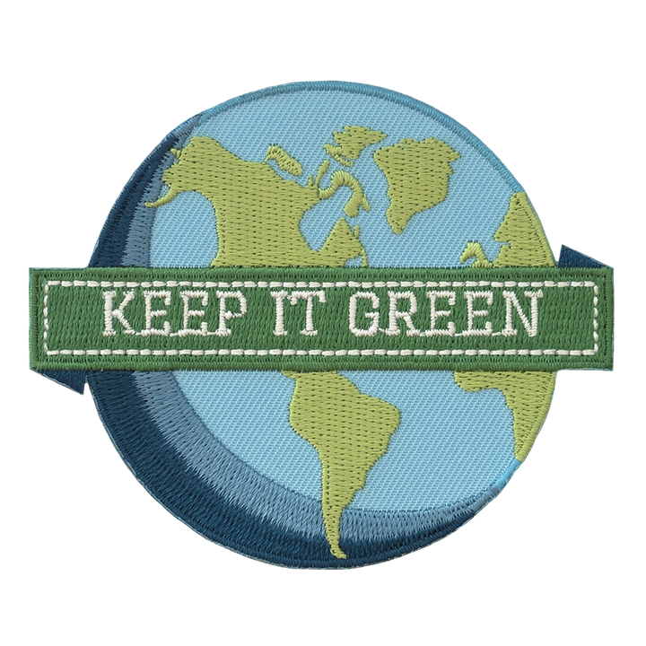 Brodeerattu maapallo-aiheinen haalarimerkki, teksti: Keep it green.