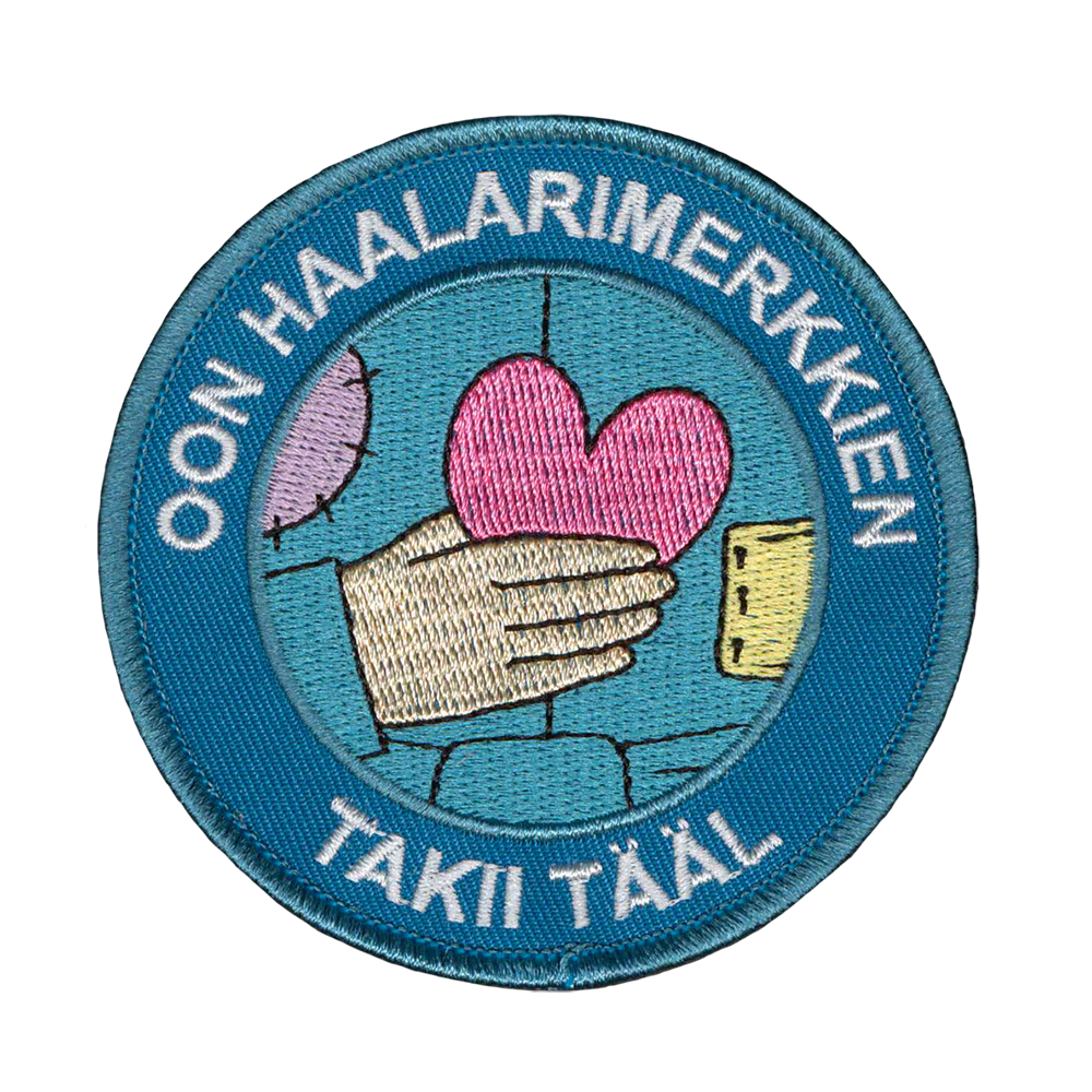 Brodeerattu kangasmerkki, teksti: Oon haalarimerkkien takii tääl.
