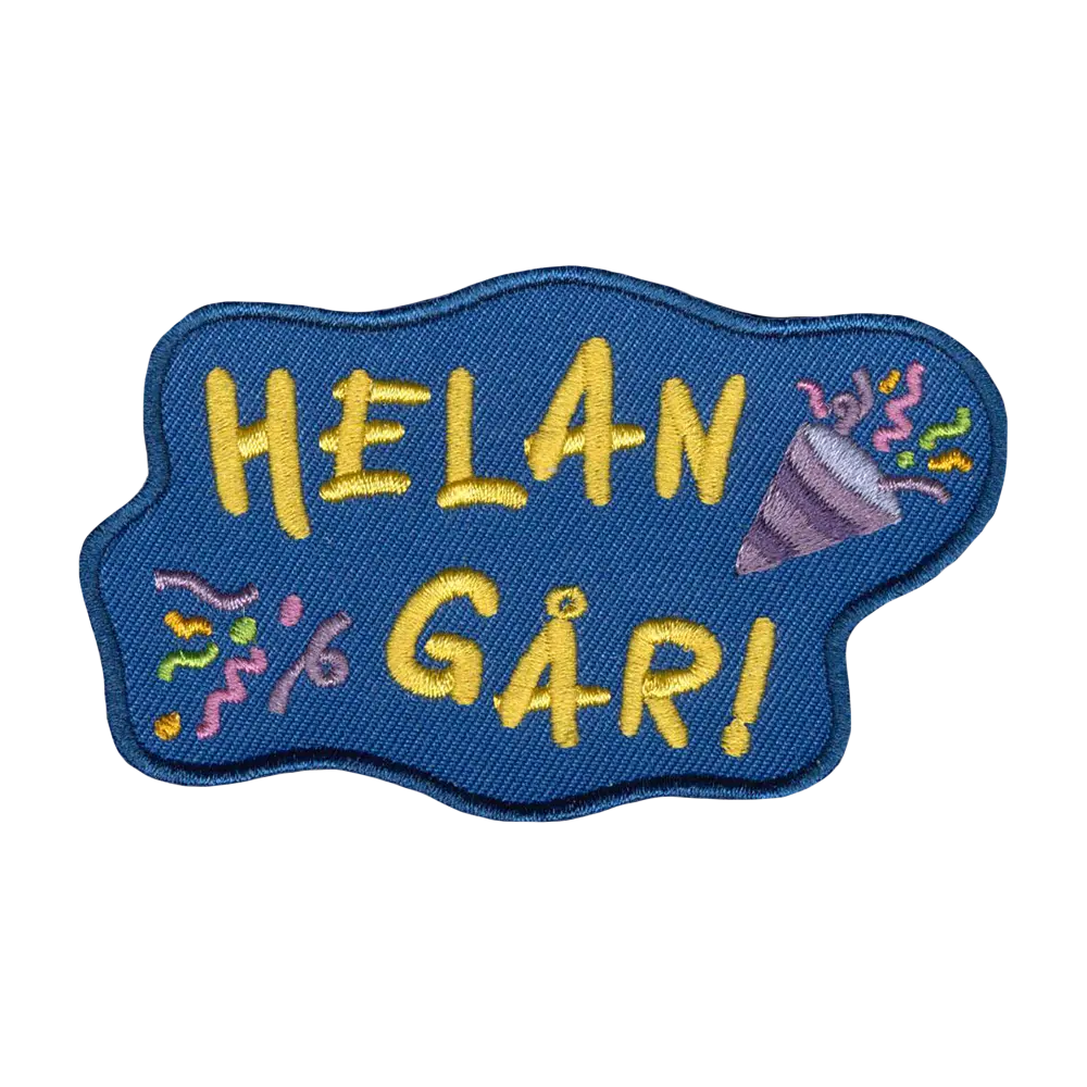 Brodeerattu kangasmerkki, teksti: Helan går.