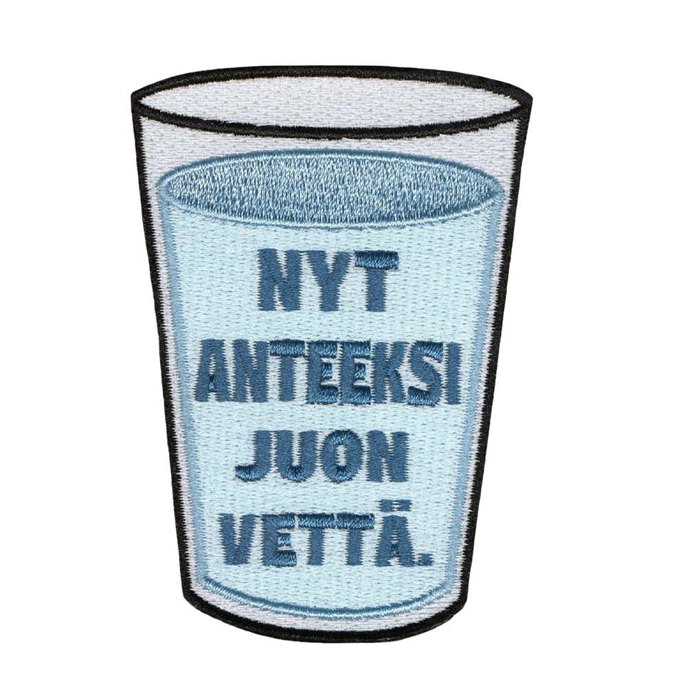 Brodeerattu haalarimerkki, lasi, teksti: Nyt anteeksi juon vettä.