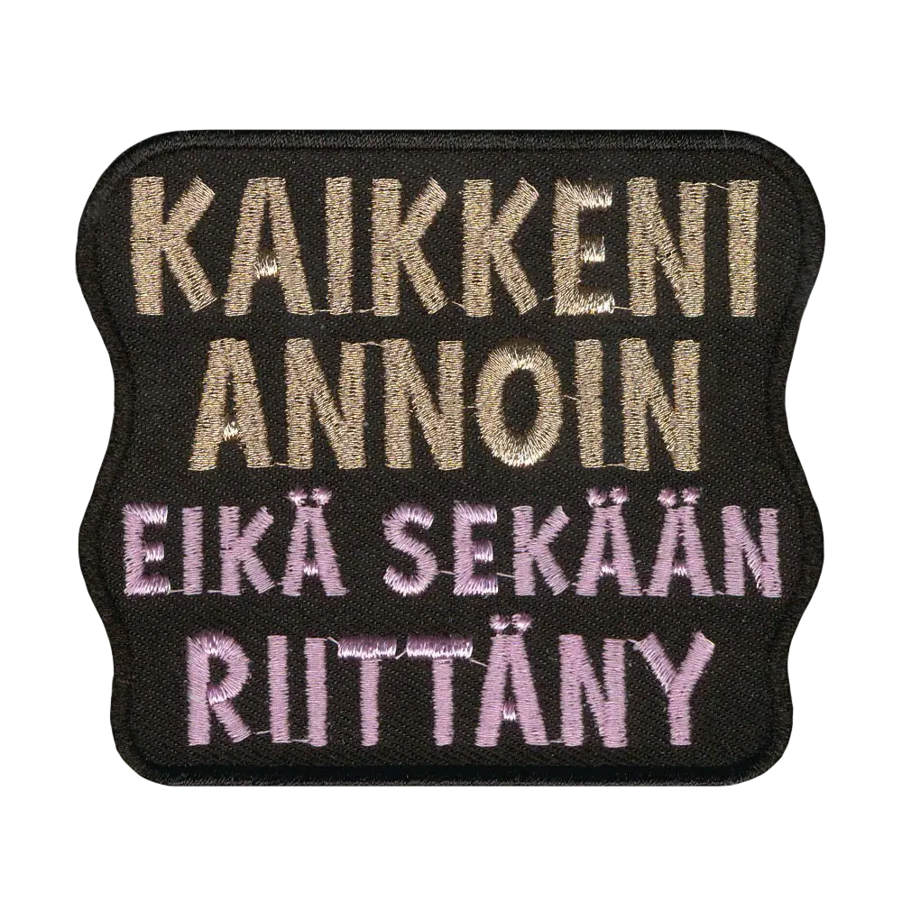 Brodeerattu kangasmerkki, teksti: Kaikkeni annoin eikä sekään riittäny.