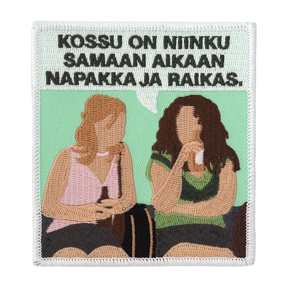 Brodeerattu haalarimerkki, kumman kaa, teksti: Kossu on niinku samaan aikaan napakka ja raikas.