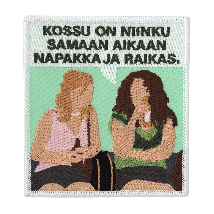 Brodeerattu haalarimerkki, kumman kaa, teksti: Kossu on niinku samaan aikaan napakka ja raikas.