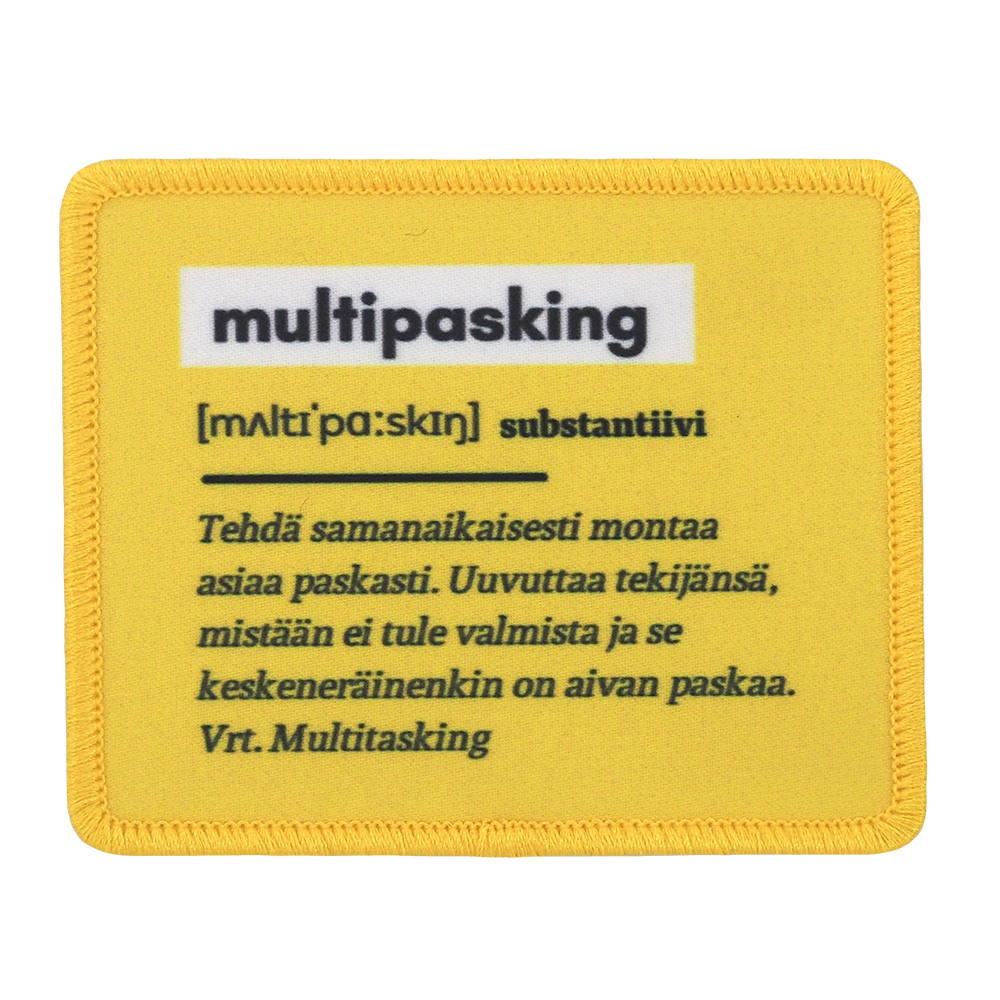 Painettu haalarimerkki, selitys siitä mitä on multipasking, keltainen.