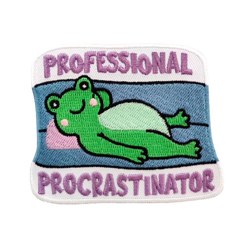 Brodeerattu kangasmerkki, teksti: Professional procrastinator.