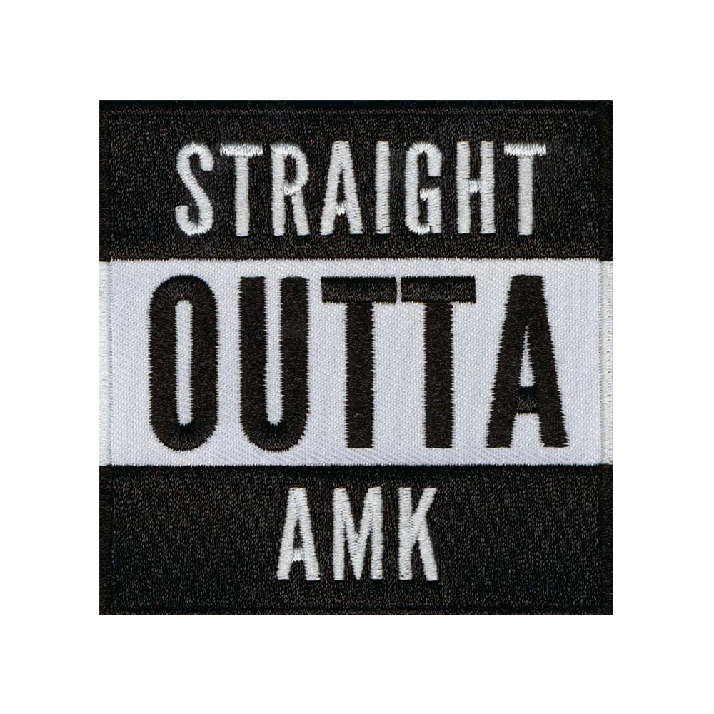 Brodeerattu kangasmerkki, teksti: Straight outta AMK.