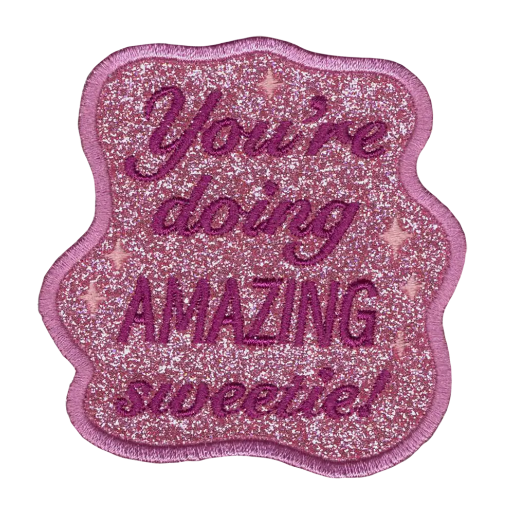 Brodeerattu kangasmerkki, teksti: You're doing amazing sweetie.