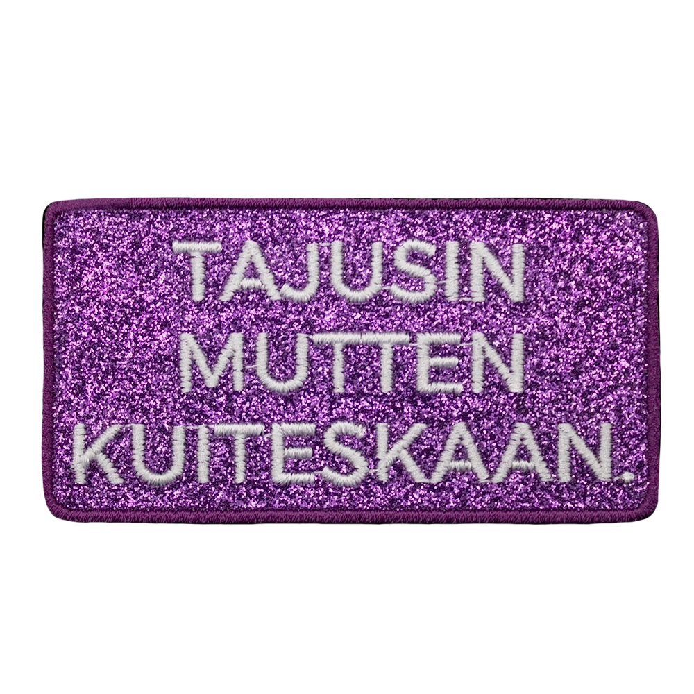 Brodeerattu glitterkangasmerkki.