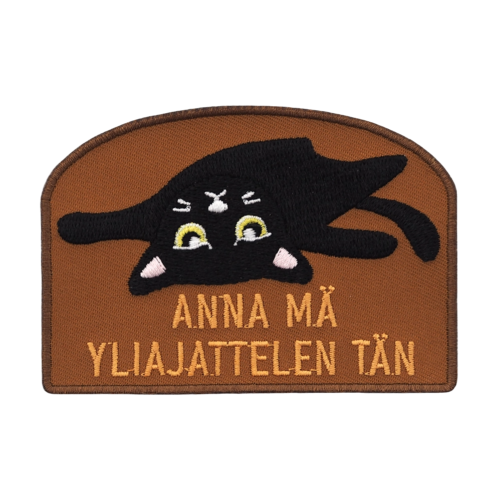 Brodeerattu haalarimerkki, kissa, teksti: Anna mä yliajattelen tän.